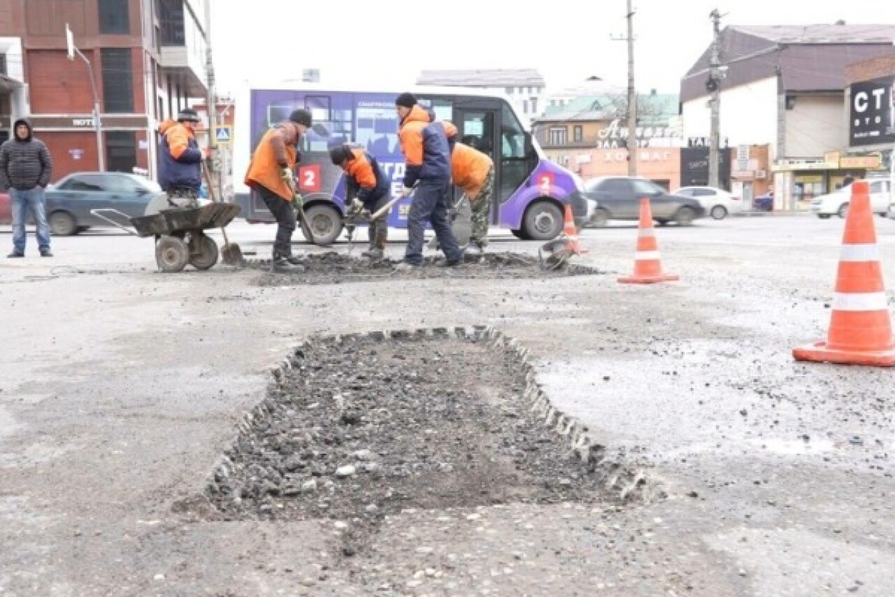 В Махачкале началось восстановление дорожного полотна на центральных улицах  - Dagpravda.ru