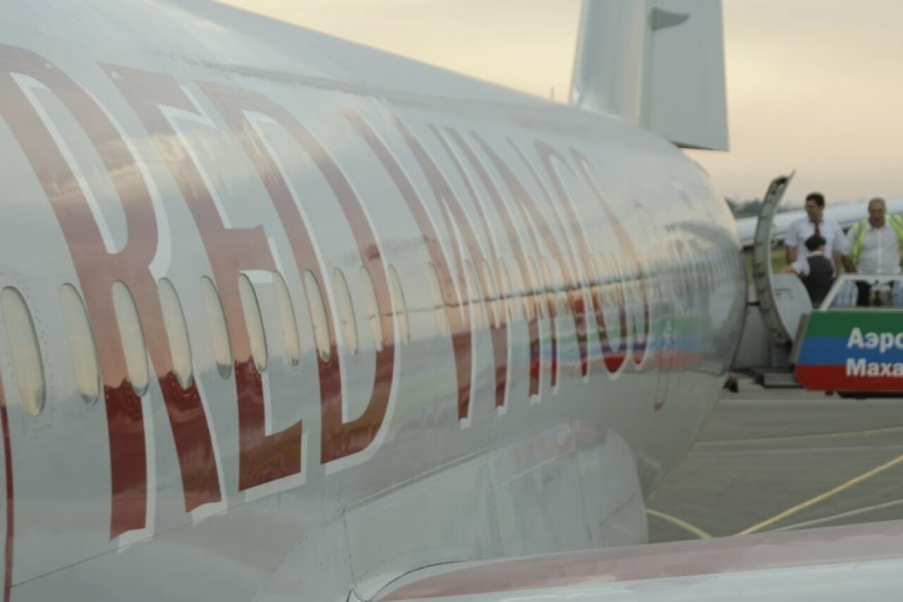 Аэропорт новосибирск s7. Аэропорт дербента дагестан. Каспийское море вид из самолета. Махачкалинский аэропорт 2023. Г махачкала самолет.