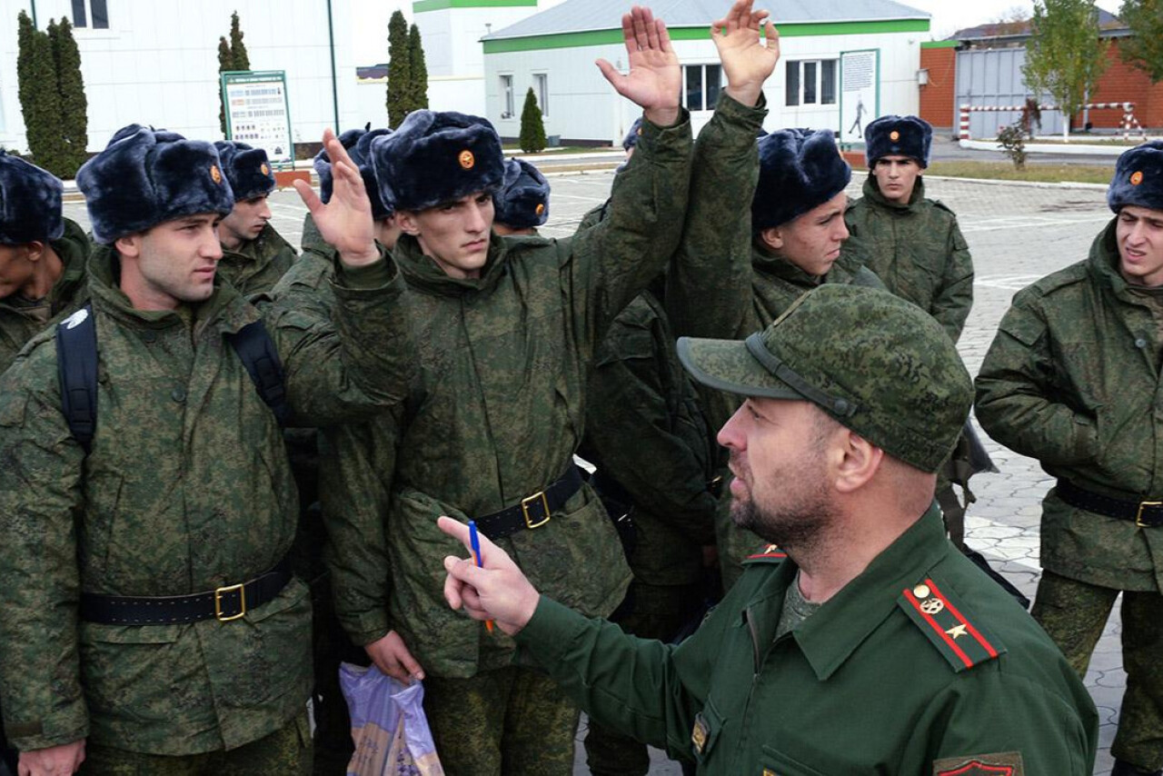 Список призывников на службу. Призыв резервистов. Военнослужащие. Военнослужащие контрактники.