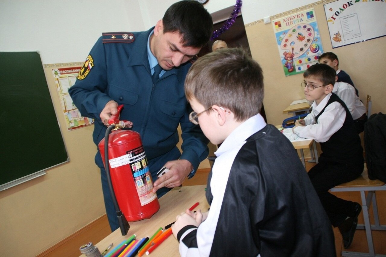 Детская безопасность в учебном. Пожарная безопасность в школе. Урок пожарная безопасность в школе. Безопасность в школе в школе. Инструктаж МЧС В школе.