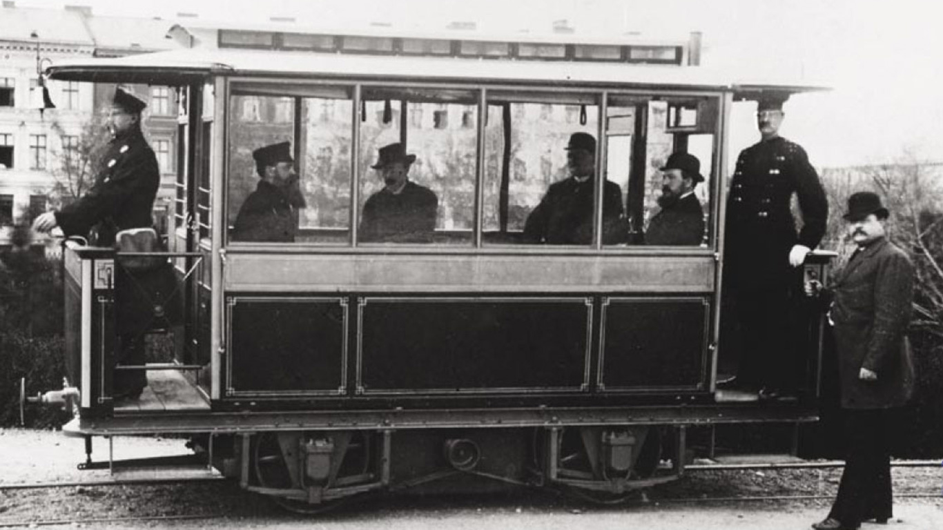 Принято считать что телеграф телефон поезда автомобили. Пироцкий фёдор Аполлонович трамвай. Вернер фон Сименс трамвай 1881. Первый в мире трамвай 1881.