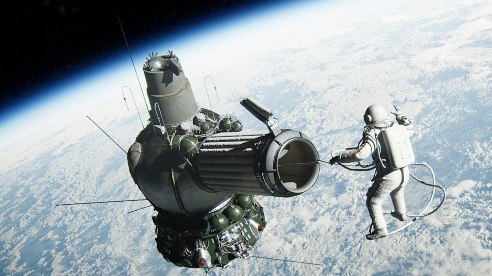 Кто первым побывал в открытом космосе. Леонов космонавт выход в космос.