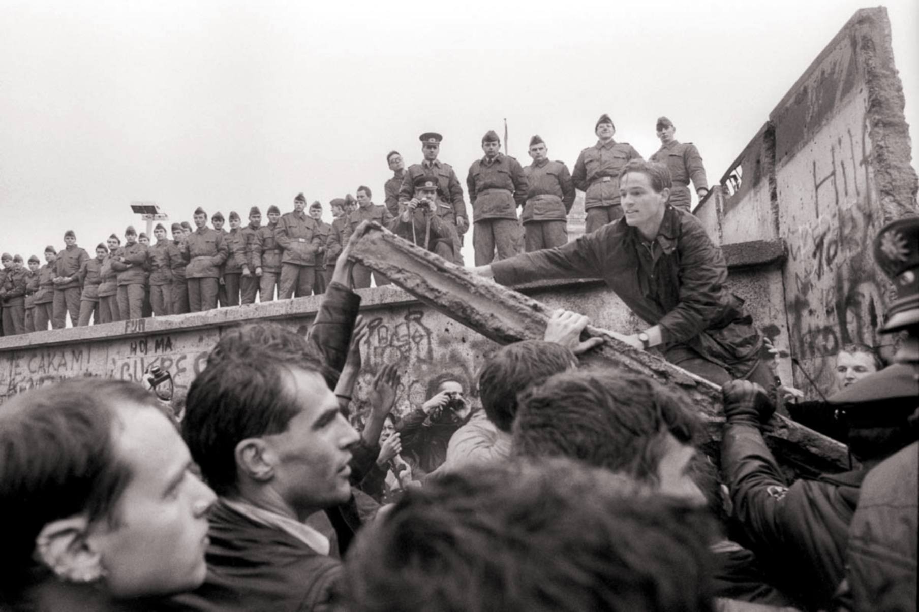 В каком году рухнула берлинская стена год. Крушение Берлинской стены 1989. 9 Ноября 1989 Берлинская стена. Падение Берлинской стены 1989 г. Разрушение Берлинской стены.