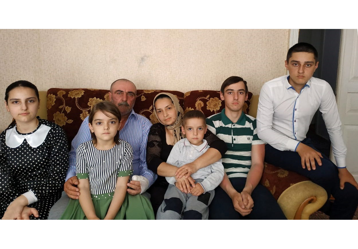 Семья черкесск. Многодетная семья в Дагестане. Дагестанская семья. Многодетные Дагестанская семья. Семья дагестанцев.