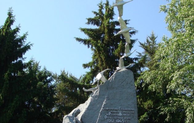 Фото памятника журавли в северной осетии