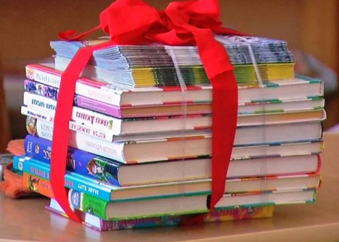 Подарок 6 книга. Книга в подарок. Книги подаренные библиотеке. Книжка в подарок. Подарок библиотеке.