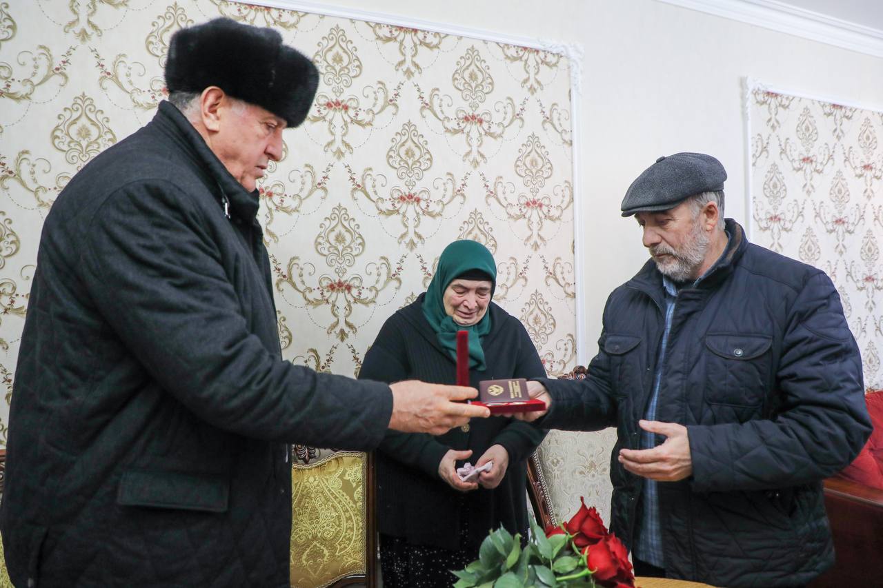 Махачевой вручили орден За заслуги перед Республикой Дагестан Махачевой вручили орден За заслуги перед Республикой Дагестан