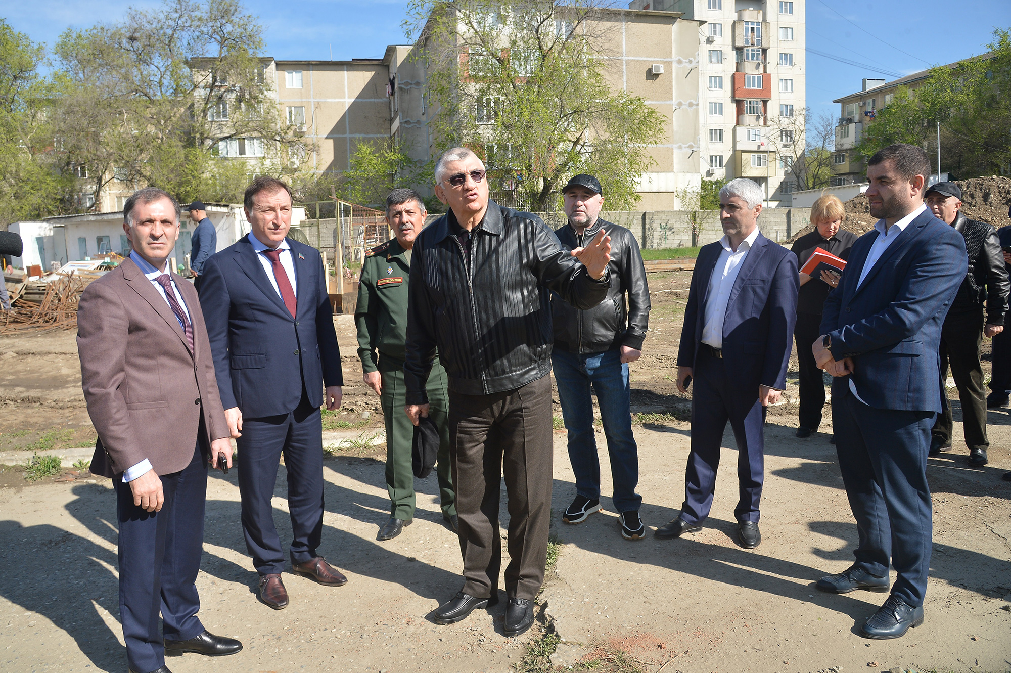 Во время рабочей поездки в Кизилюрт Заур Аскендеров посетил школу №7 -  Dagpravda.ru