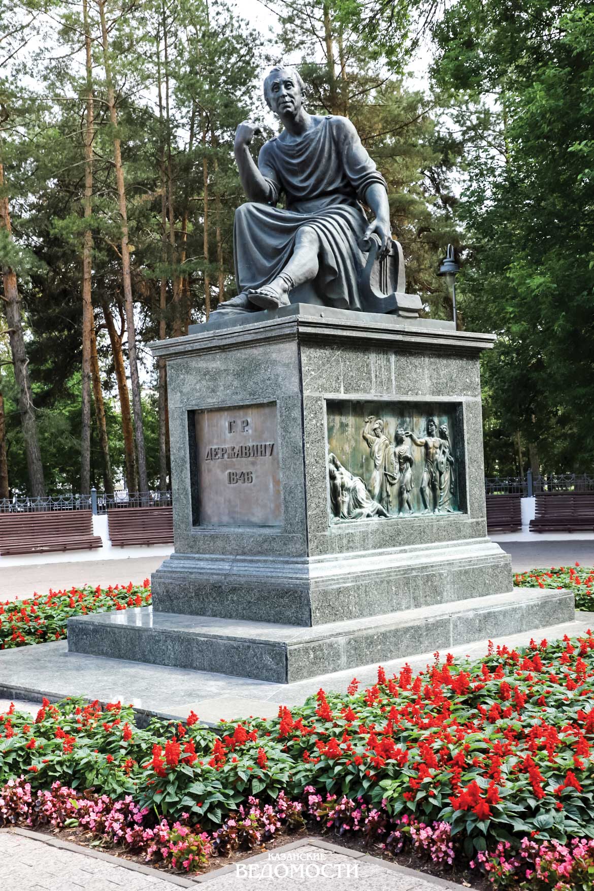 Город с памятником гавриилу державину 6. Памятник Державину в Казани. Воссоздан памятник. Памятник Гавриилу. Статуя Гавриила.