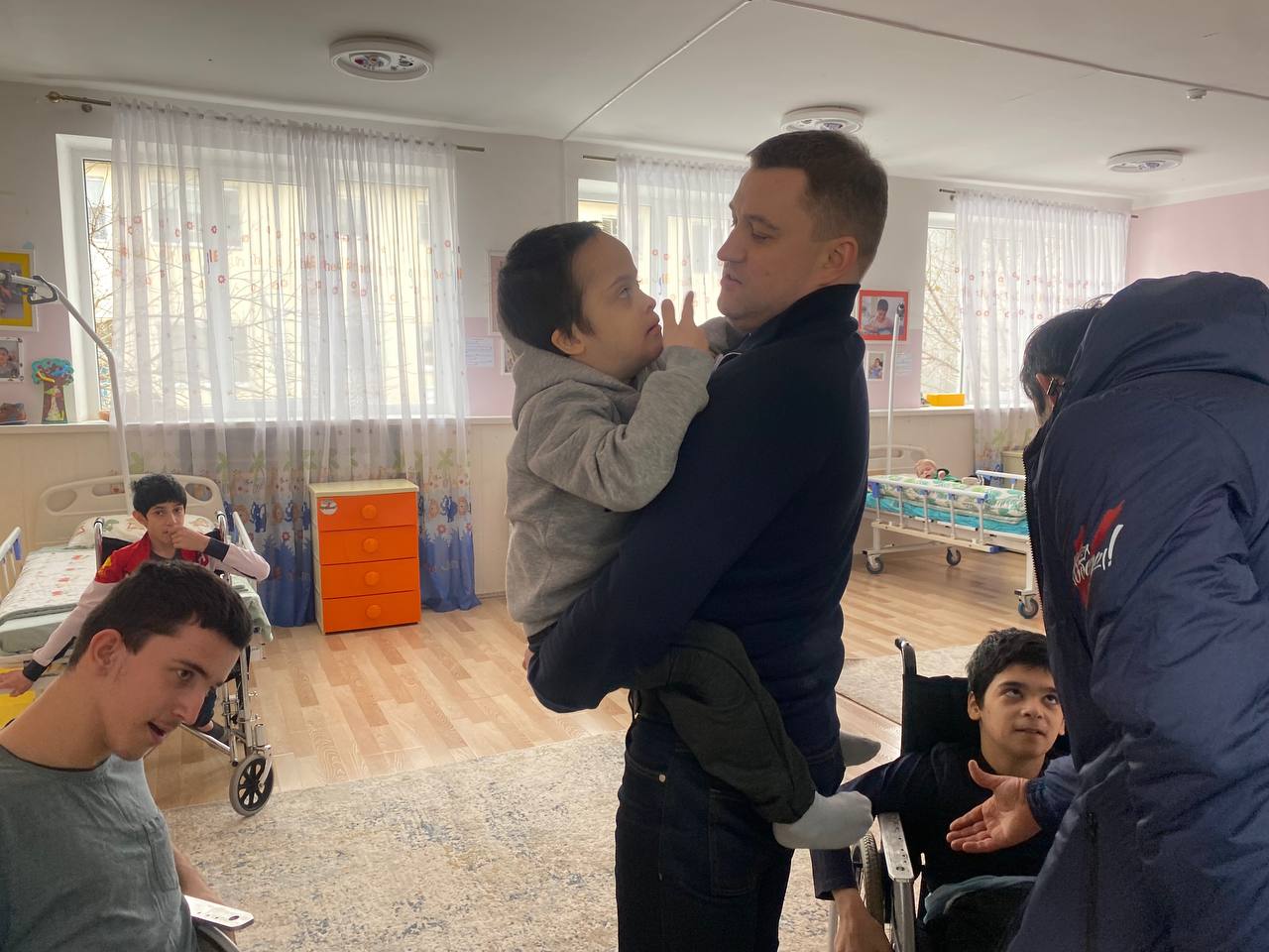 Артём Бичаев устроил праздник для воспитанников интерната «Забота» в Махачкале