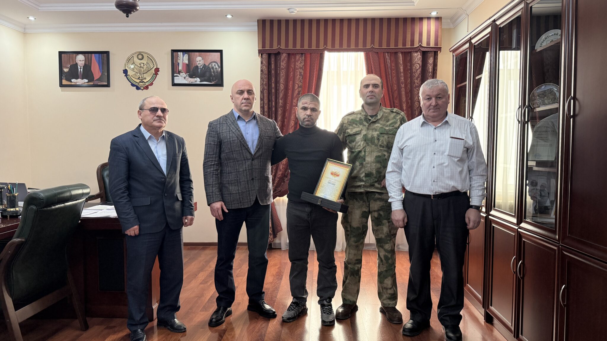 Глава Сергокалинского района встретился с участником СВО Саидом Мусаевым