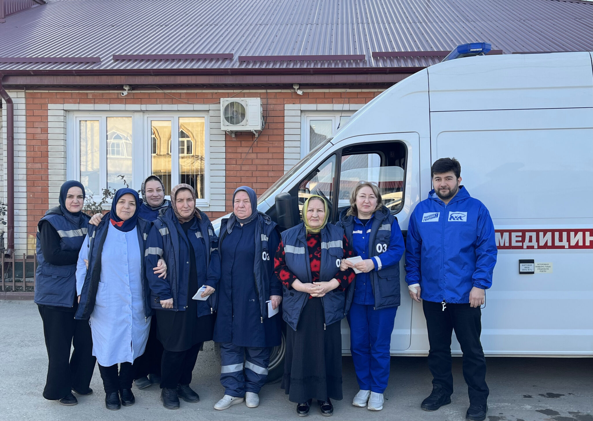 В Кизилюрте молодогвардейцы поздравили фельдшеров с профессиональным праздником