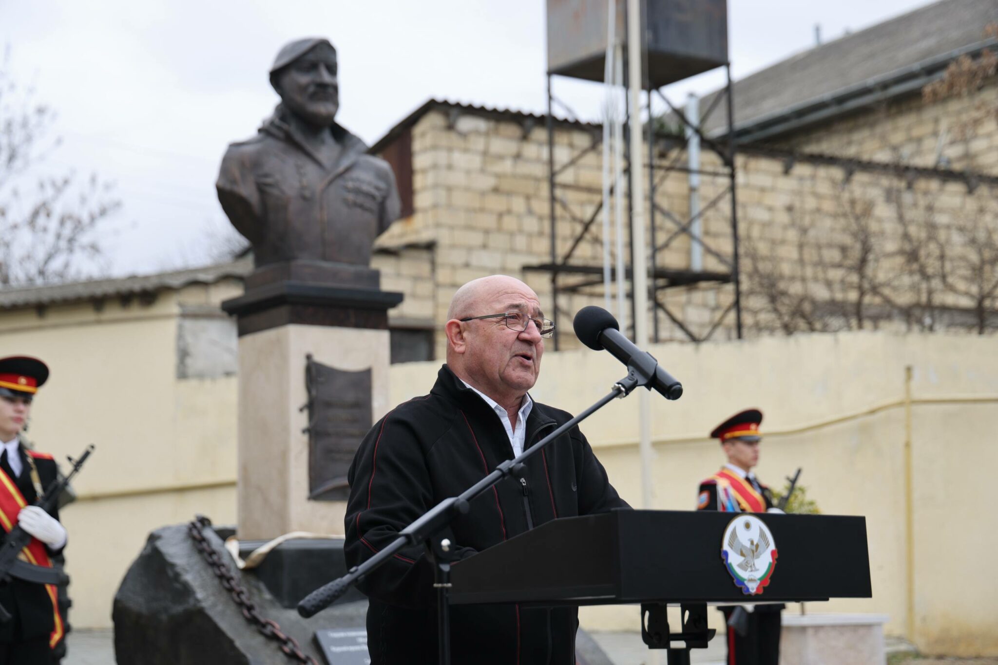 Шихалиев: «Глядя на этот бюст, мы будем вспоминать нашего сына, его мудрость и любовь к жизни»