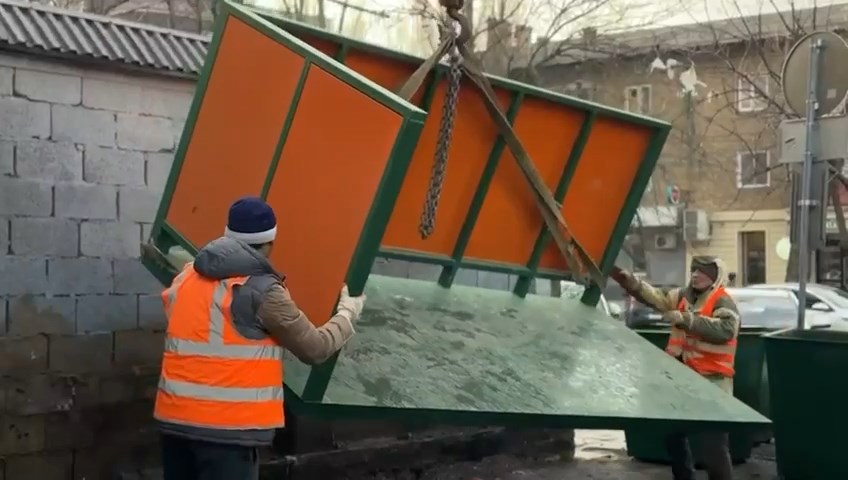 Махачкалинская мэрия продолжает масштабную работу по обновлению контейнерных площадок