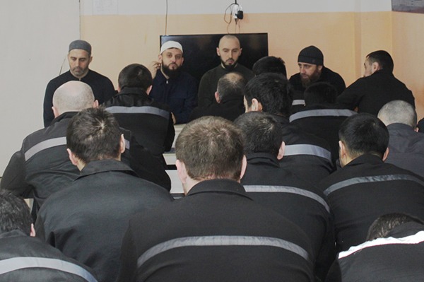 В ИК №2 в Дагестане осуждённые побеседовали с представителями Муфтията перед месяцем Рамадан