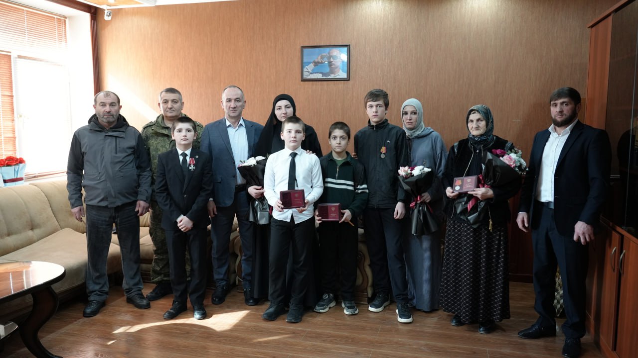 В Казбековском районе передали боевые награды семьям участников СВО