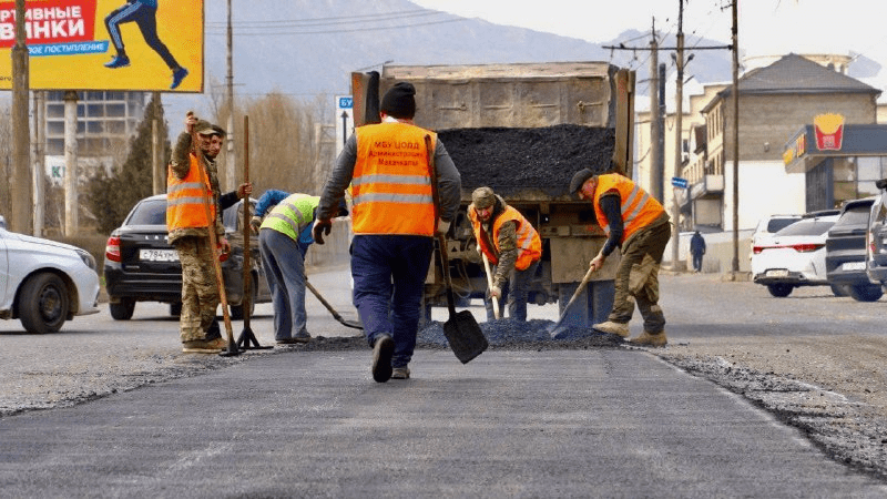 В Махачкале на 17-ти  улицах провели ямочный ремонт