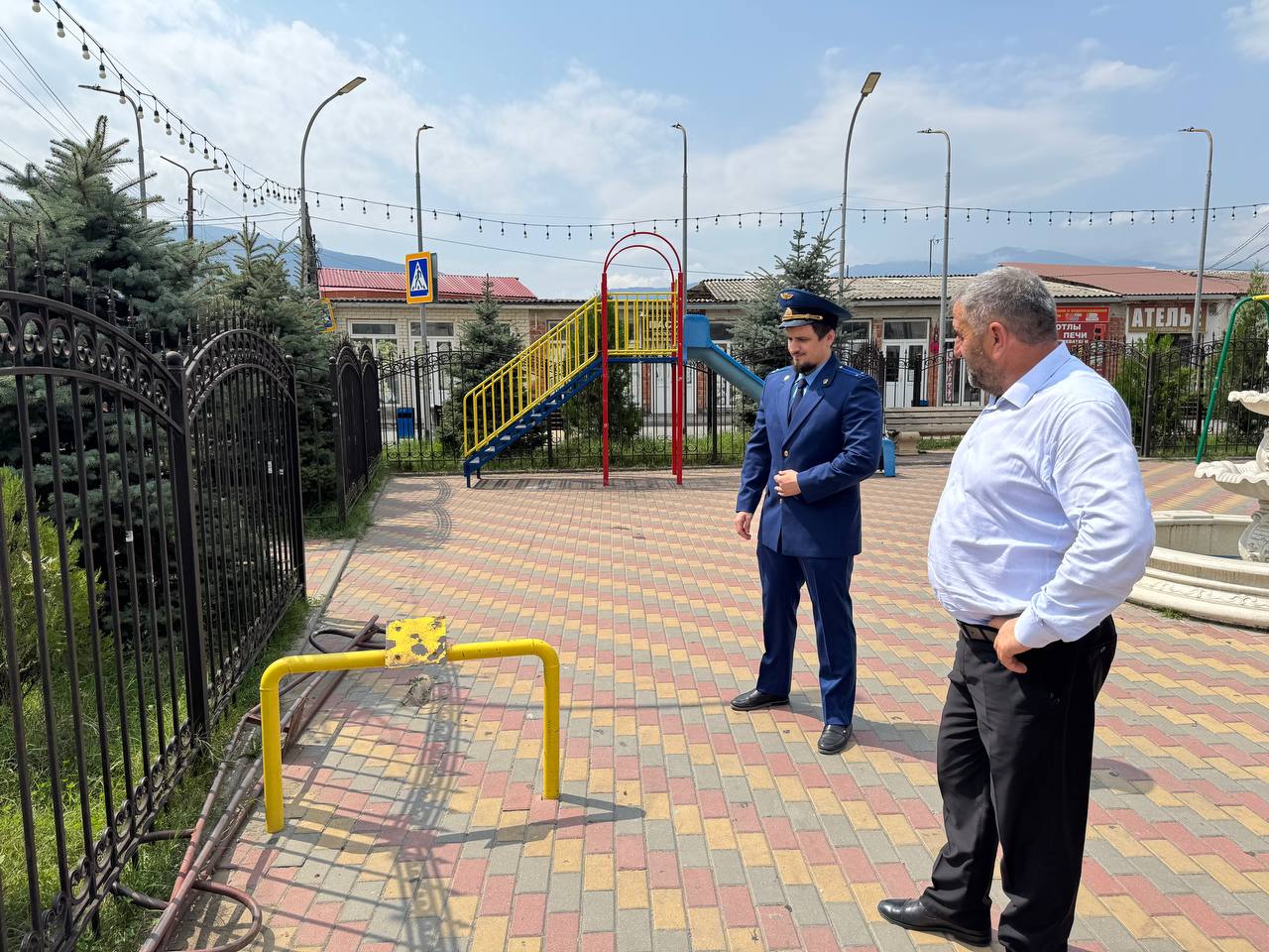 Глава Ботлиха получил прокурорский нагоняй за опасную детскую площадку