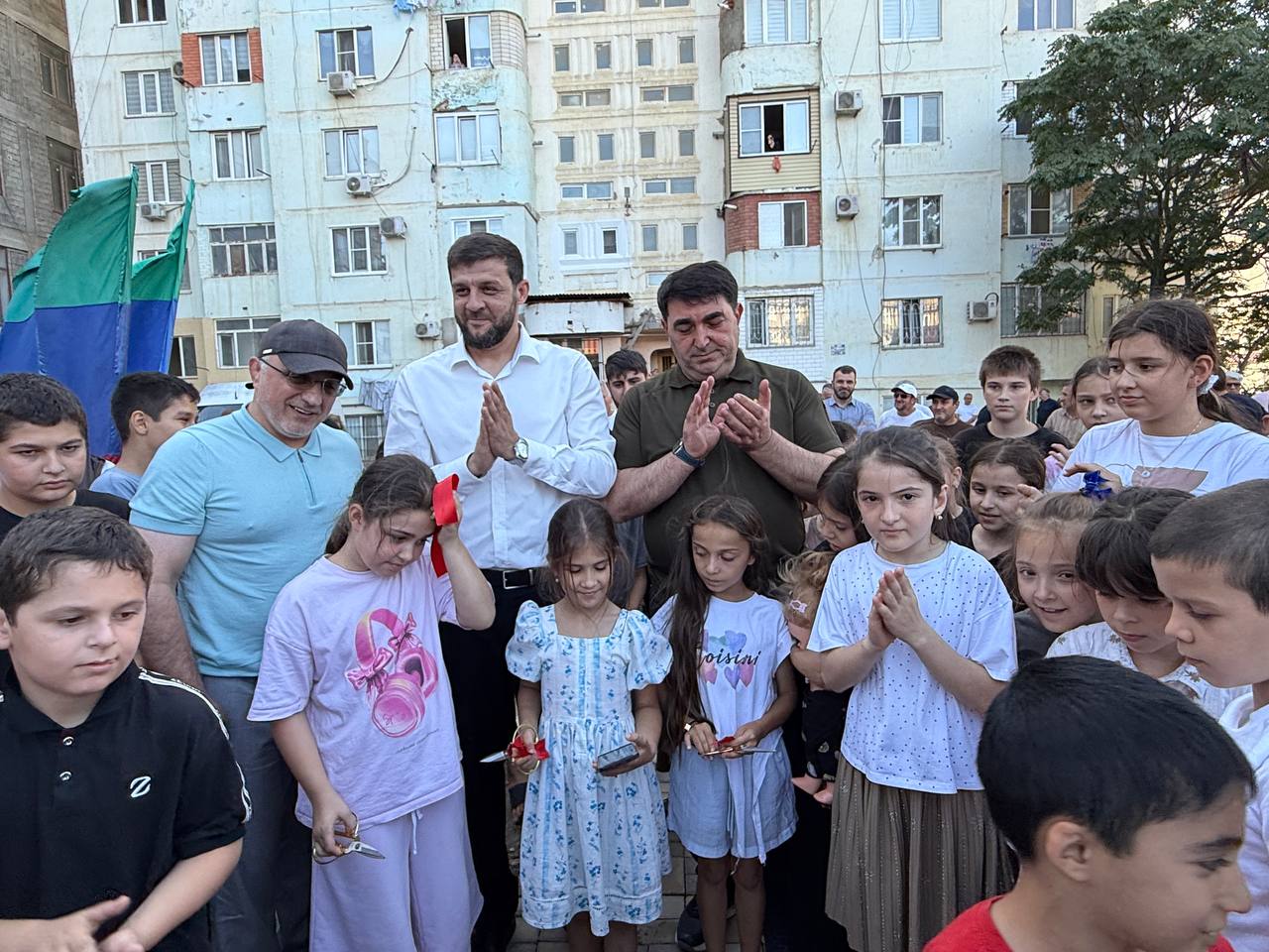 В Кизилюрте в рамках Народной программы «Единой России» благоустроили двор