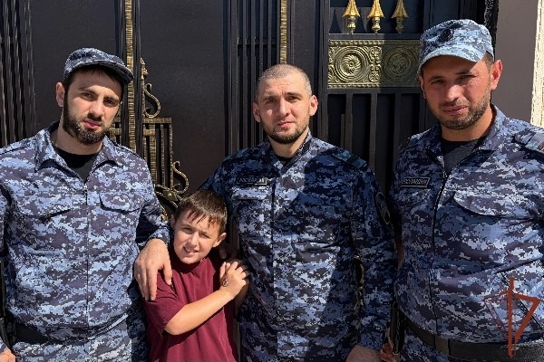 В Дагестане росгвардейцы вернули родителям потерявшегося ребёнка