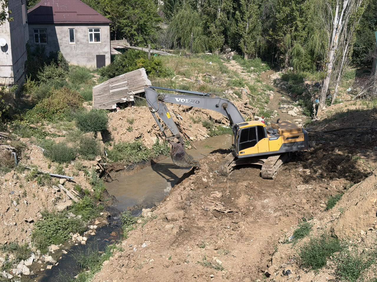 Минприроды Дагестана расчищает русло Тарнаирки возле Цумадинского рынка в Махачкале